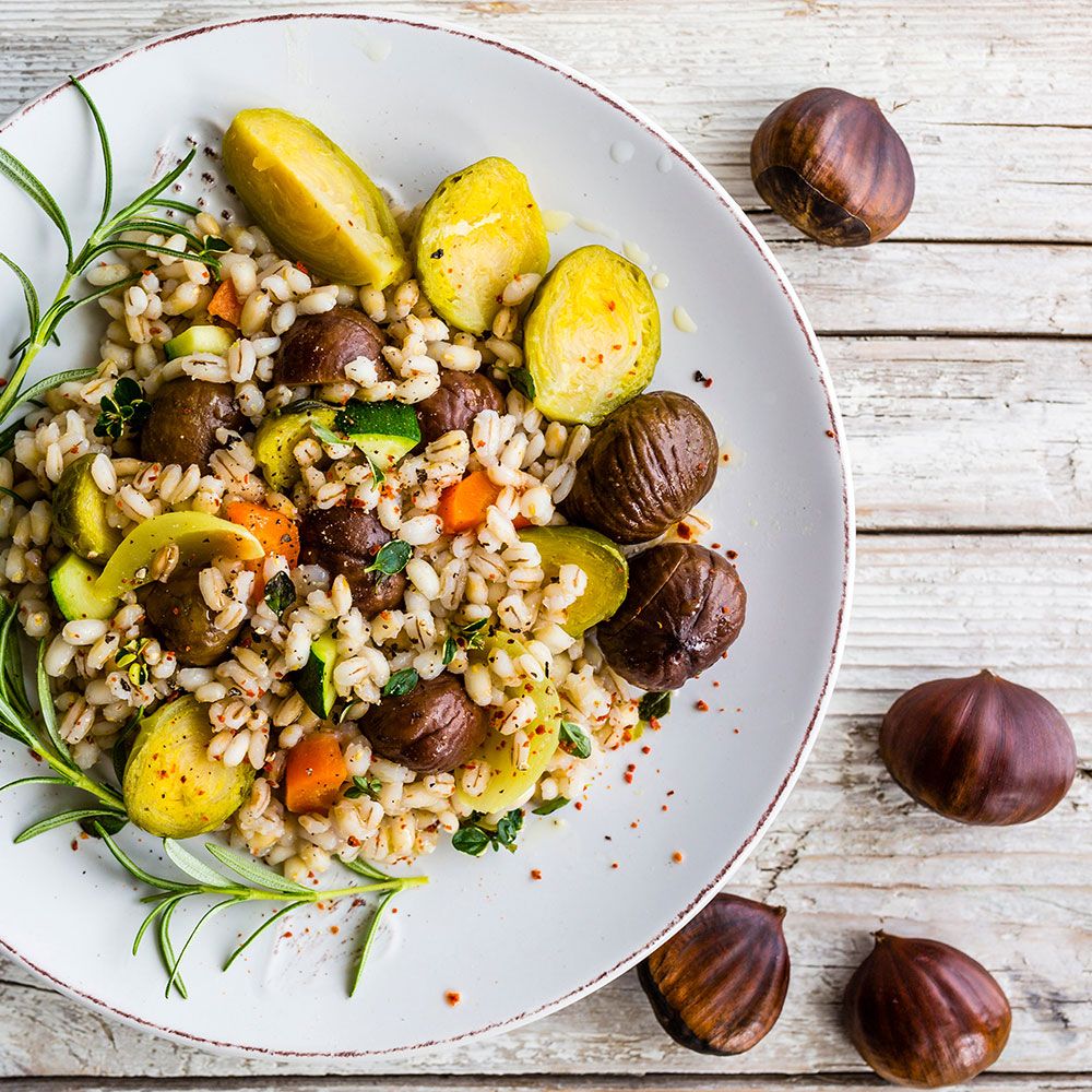 Insalata gourmet con castagne e ingredienti di stagione servita a Kaiser FarmHouse.