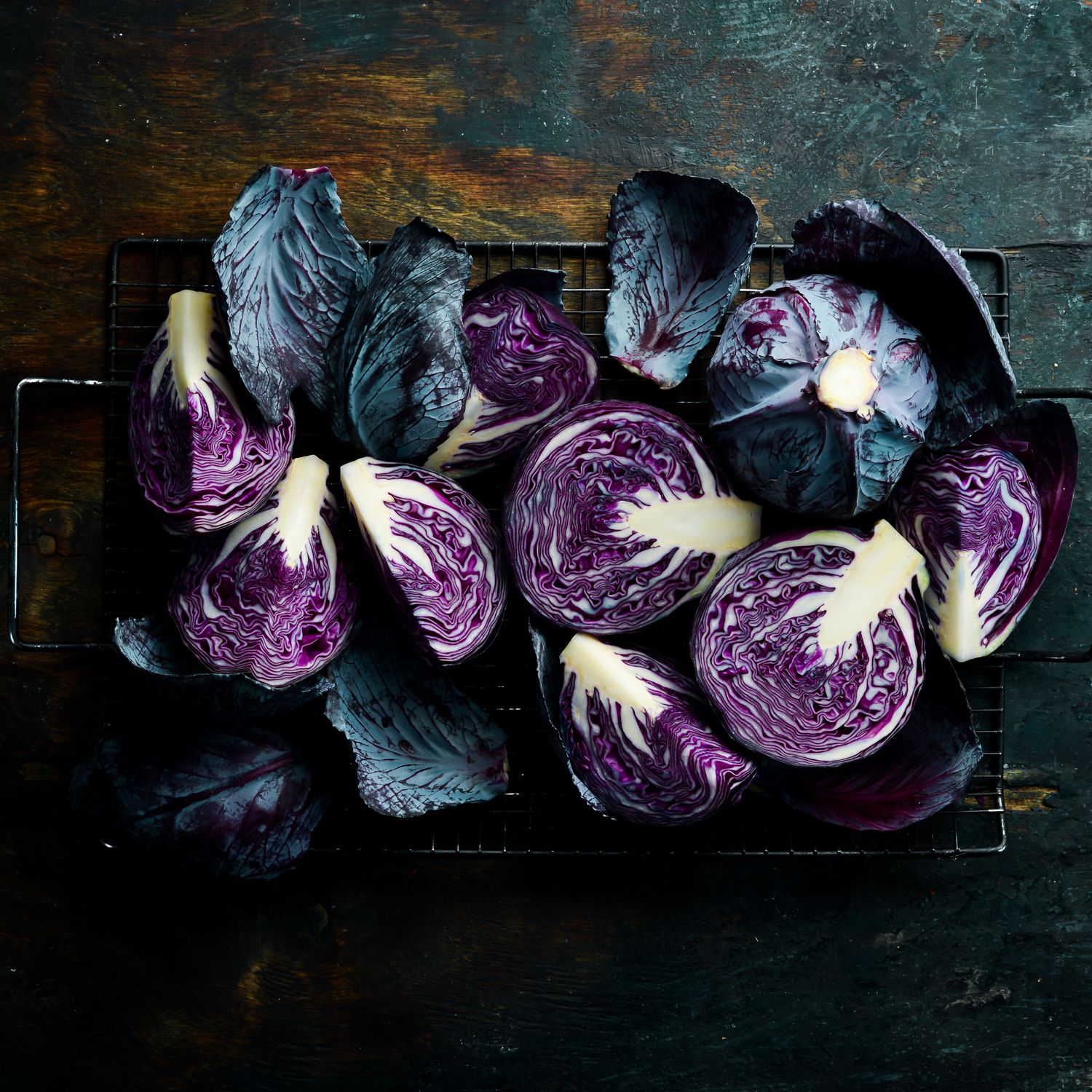 Cavolo rosso biologico tagliato e disposto su tavolo