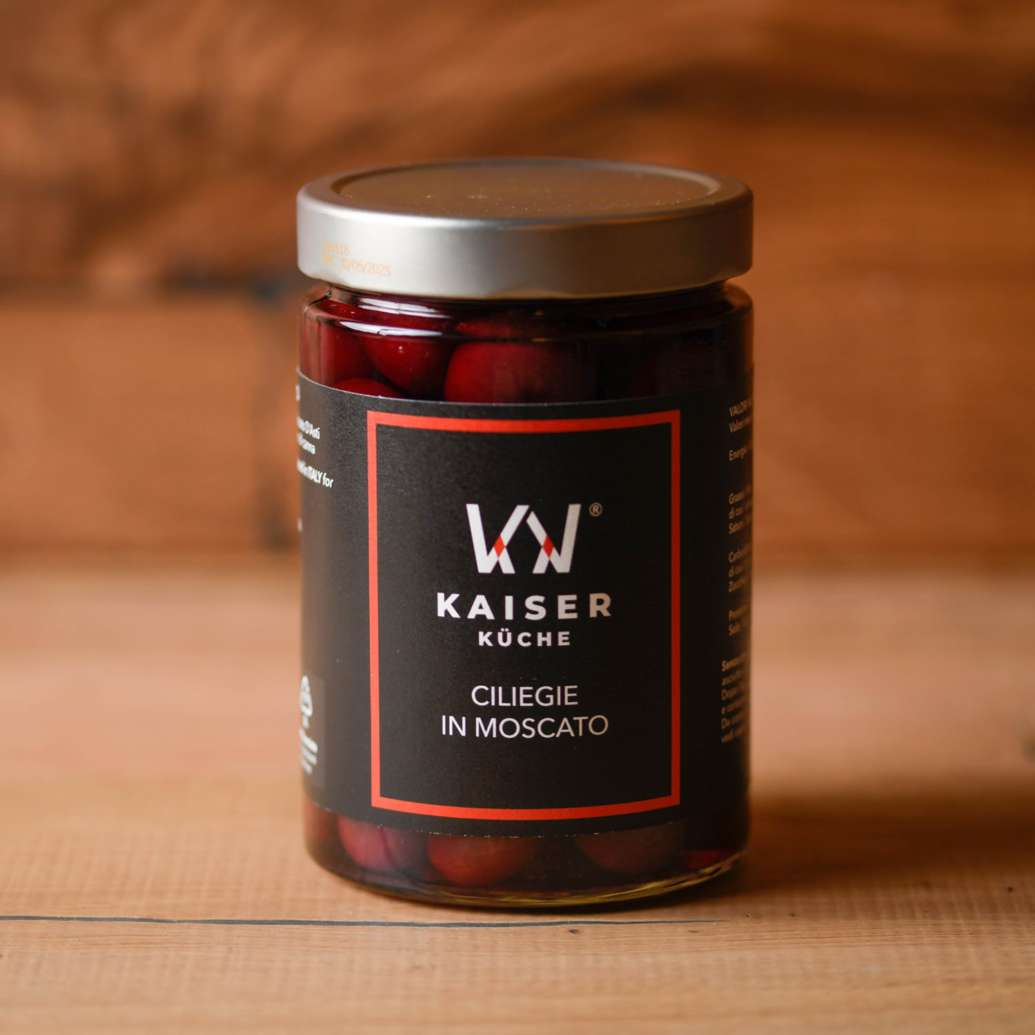 Vasetto Kaiser Küche di Ciliegie in Moscato d’Asti DOCG su sfondo in legno.