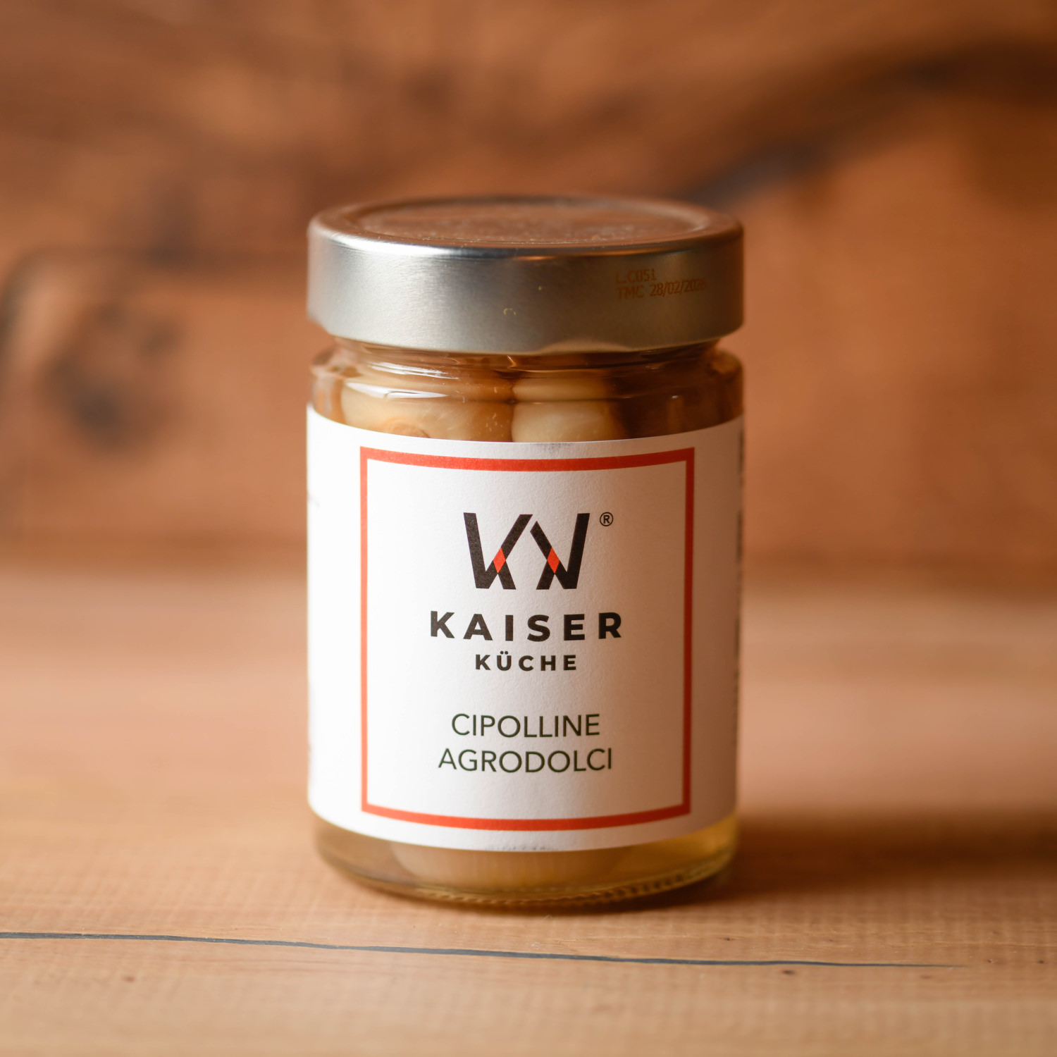 Vasetto di cipolline agrodolci artigianali Kaiserküche su sfondo in legno