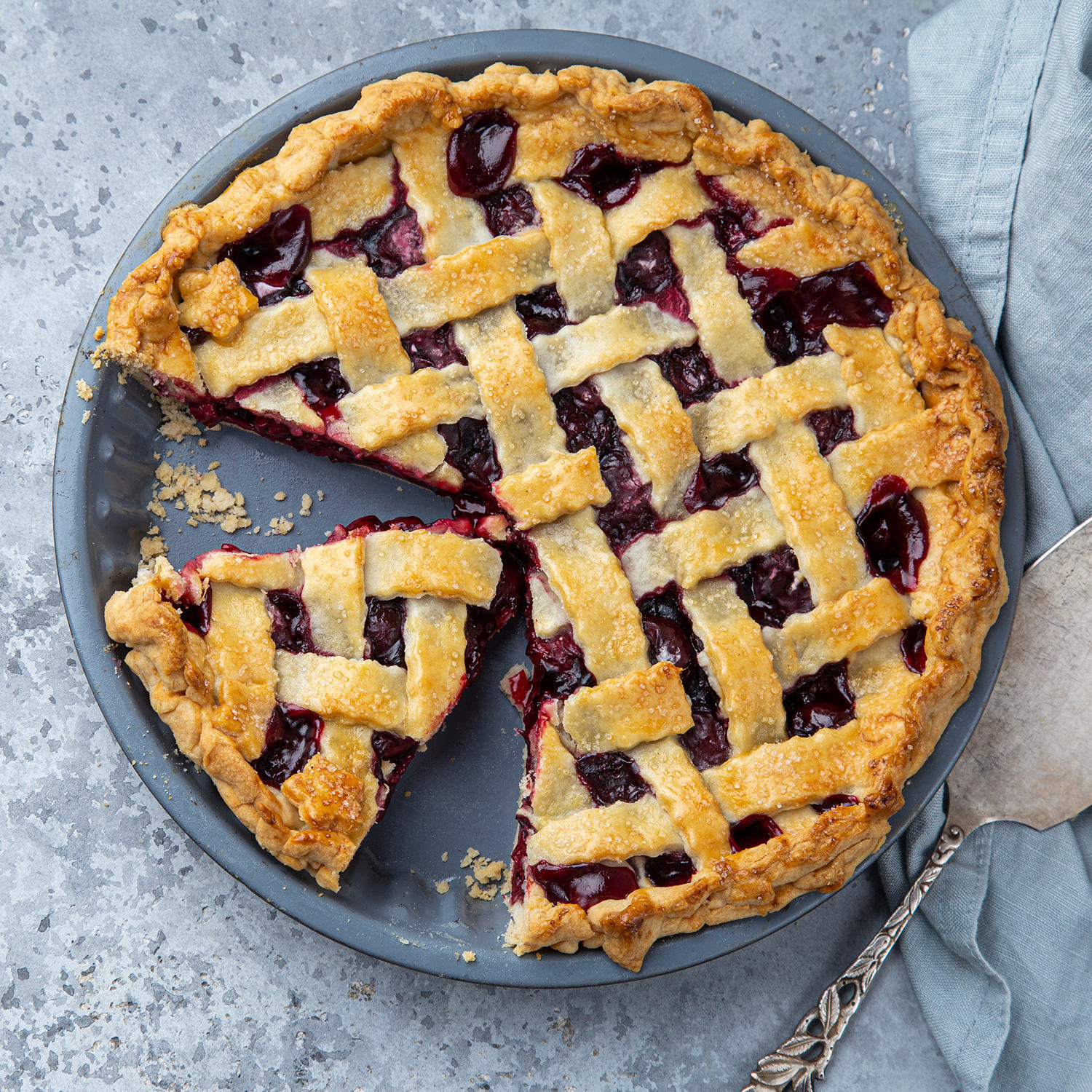 Crostata artigianale alle ciliegie con griglia di pasta.