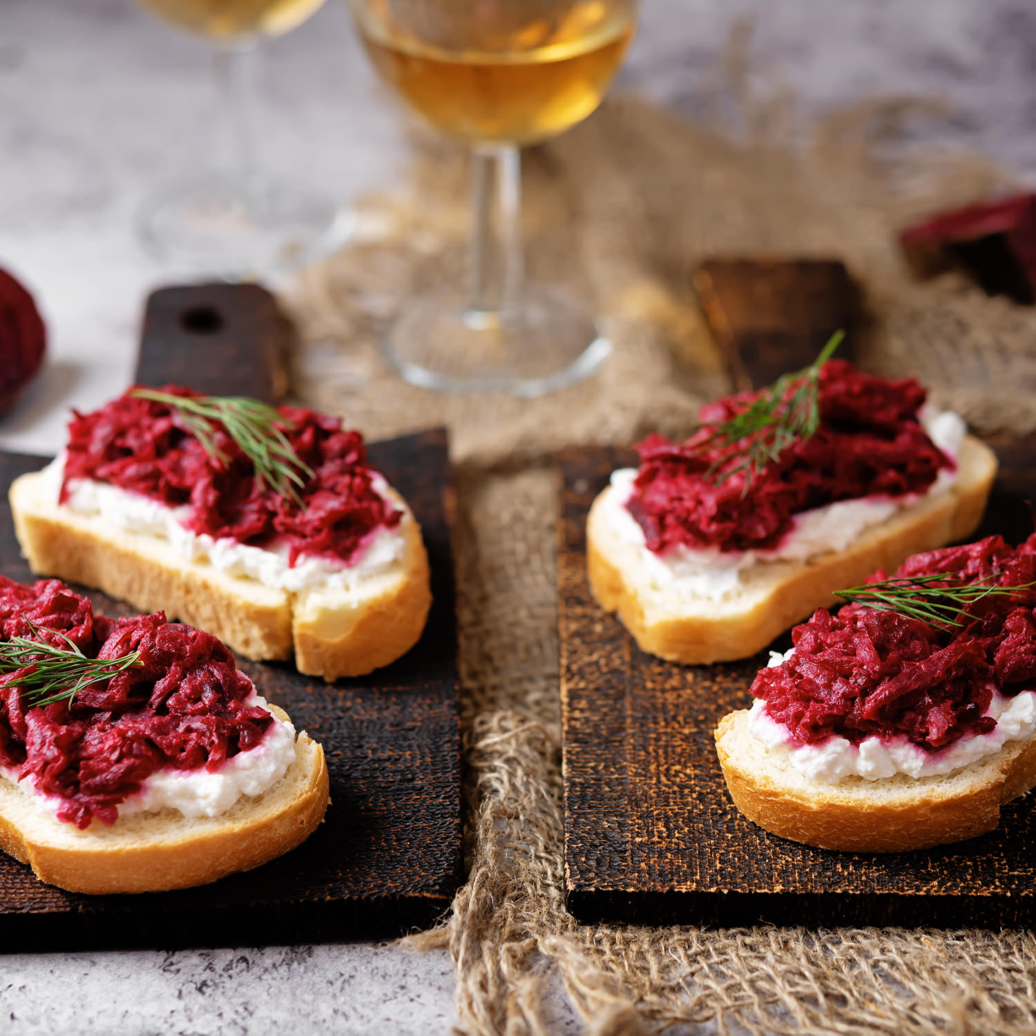 Crostini gourmet con crema di rapa rossa e calice di vino bianco