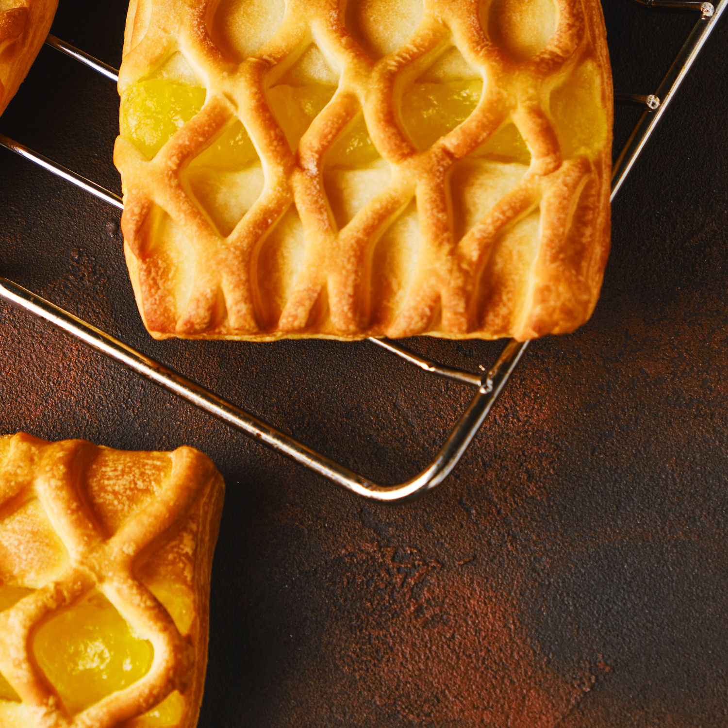 Dolce artigianale alle pere appena sfornato con ingredienti naturali