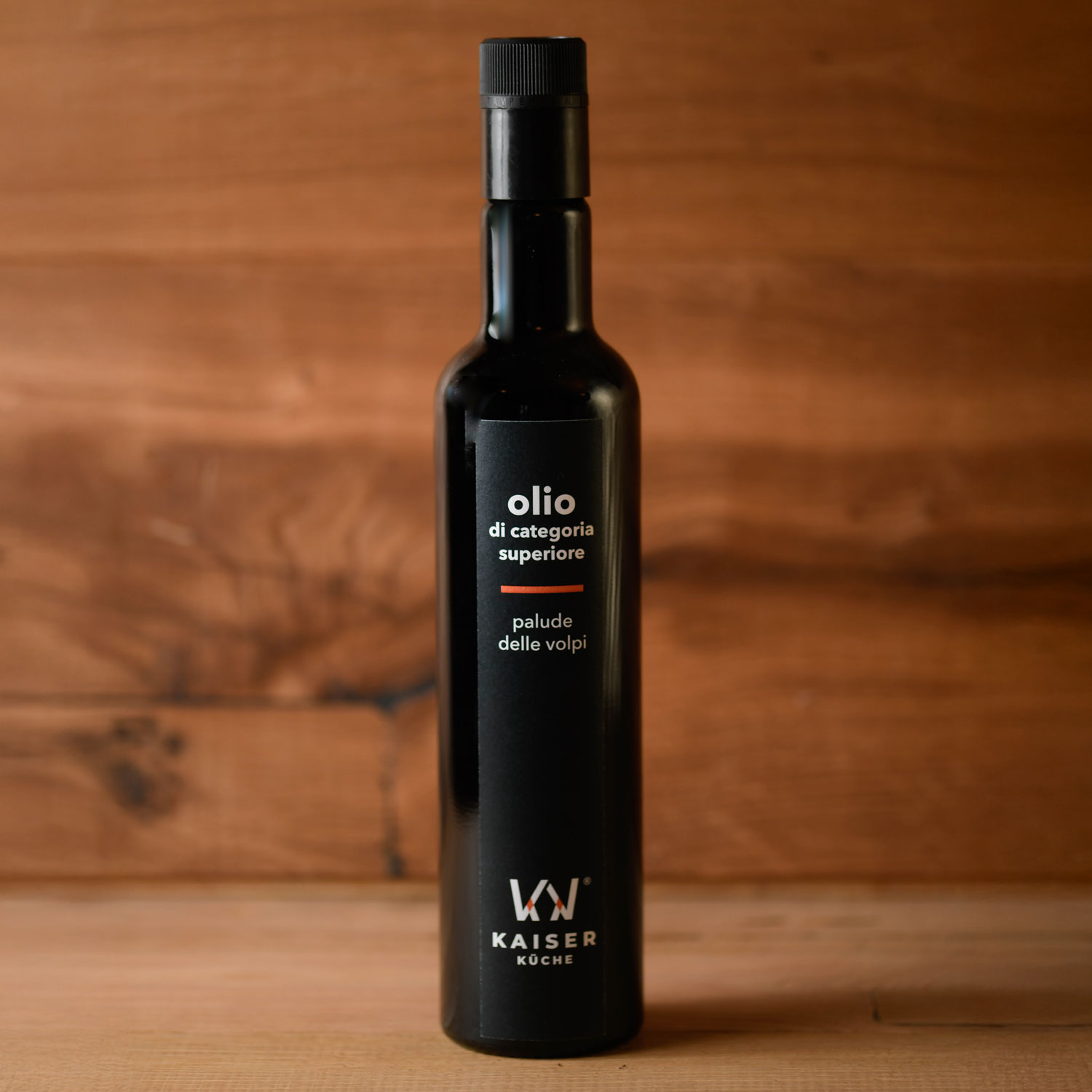 Bottiglia di Olio Extravergine Palude delle Volpi su sfondo in legno