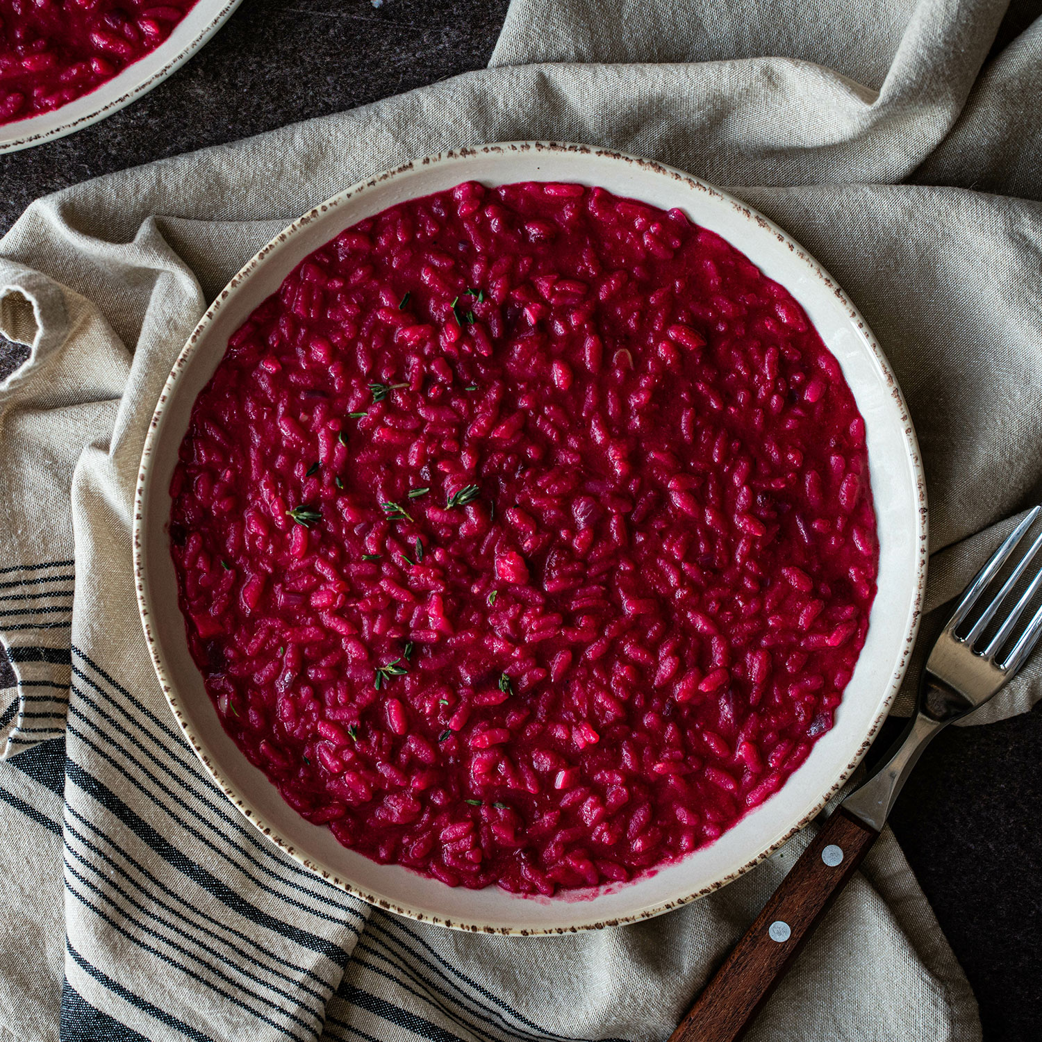 Risotto alla rapa rossa cremoso servito in ciotola rustica