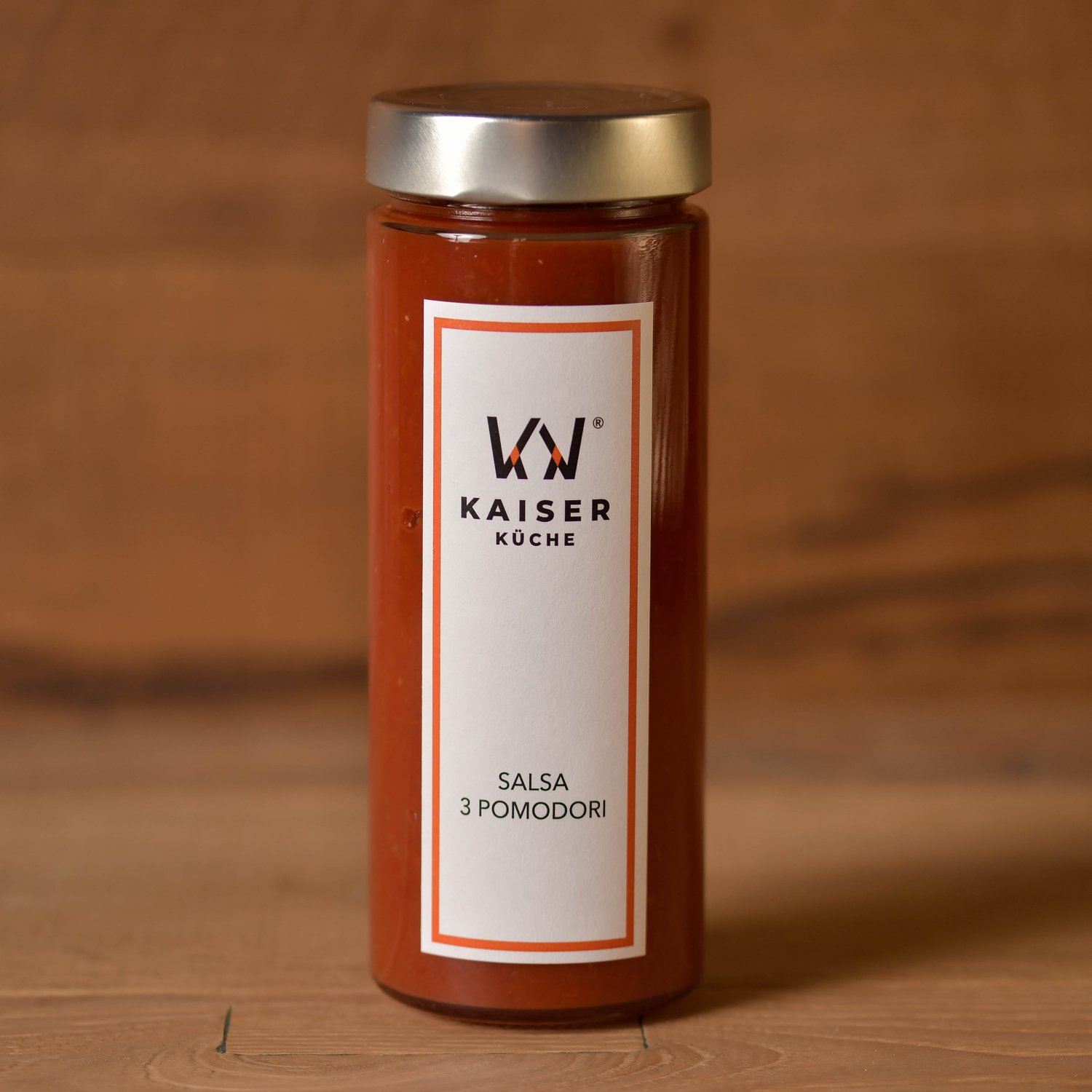 Vasetto di Salsa 3 Pomodori Kaiser Küche su sfondo in legno